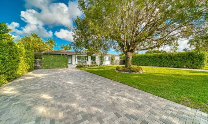 Golden Glades House | The Palms House Miami