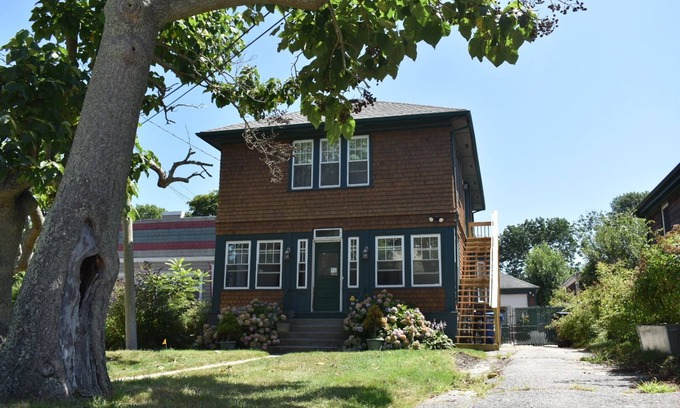 Fifth Ward Apartment | The Peaceful Puffin - 2-bedroom apartment with AC in Newport, RI