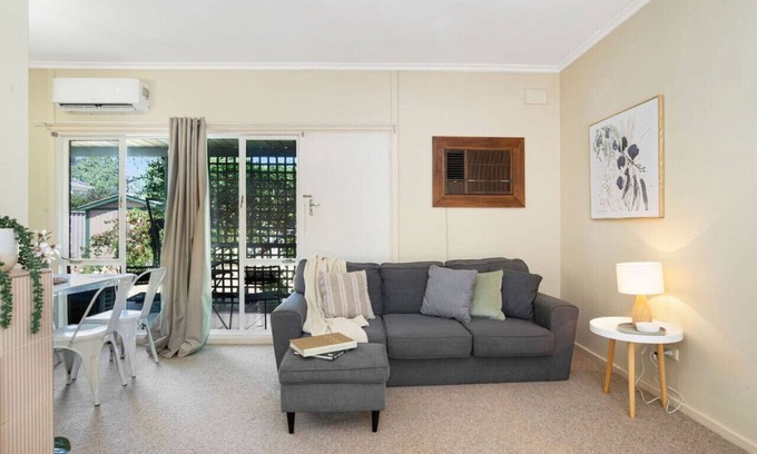 Elizabeth Vale House | The Peach Tree 2 Bed Home