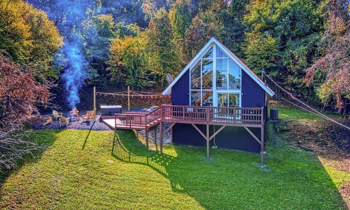 Stanley Cabin | The perfect getaway for coffee lovers & hikers with gorgeous mountain views!