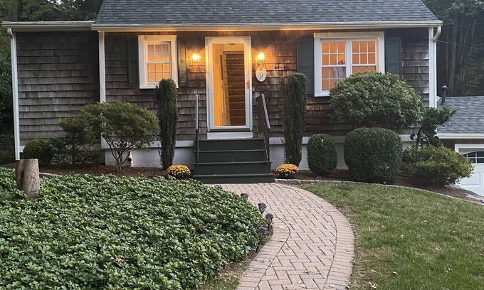 Essex Cottage | The perfect New England getaway only a 10 minute walk to downtown!