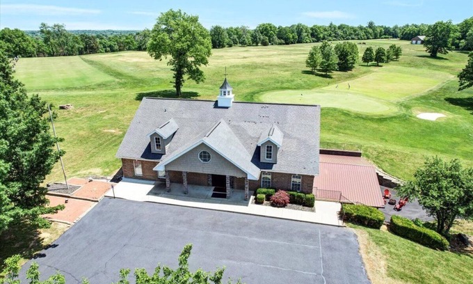 Buechel Cabin | The Persimmon Ridge Lodge - Golf Room & Pickleball!