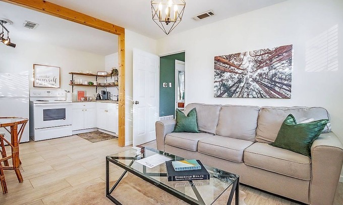 Nacogdoches Cottage | The Pine Cottage - Walking Distance to Campus