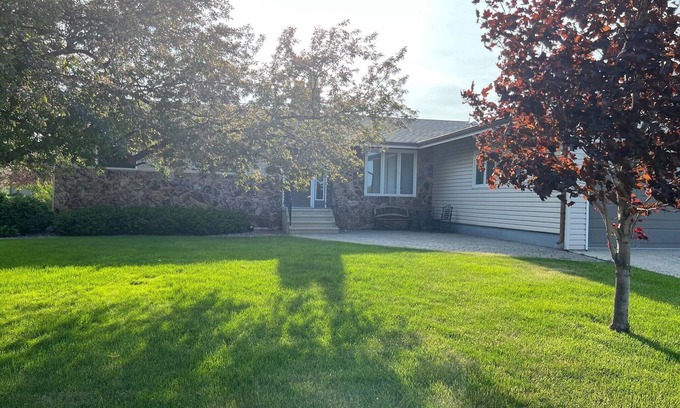 Oakes House | The Pool House- lots of sleeping space. Great location!