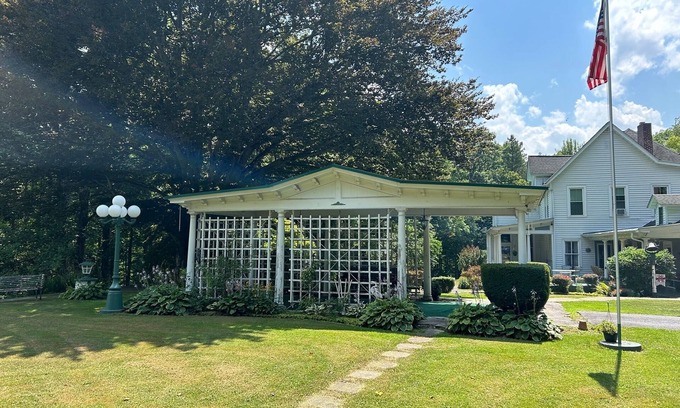 Leckie House | The Powerhouse Mansion is a Beautiful 9-bedroom estate in Maybeury with AC, WiFi