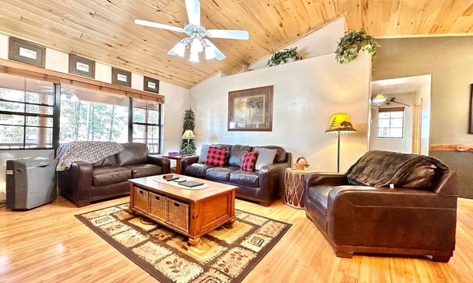 Heber Cabin | The Prancing Pony | Hot Tub & Quiet Location!
