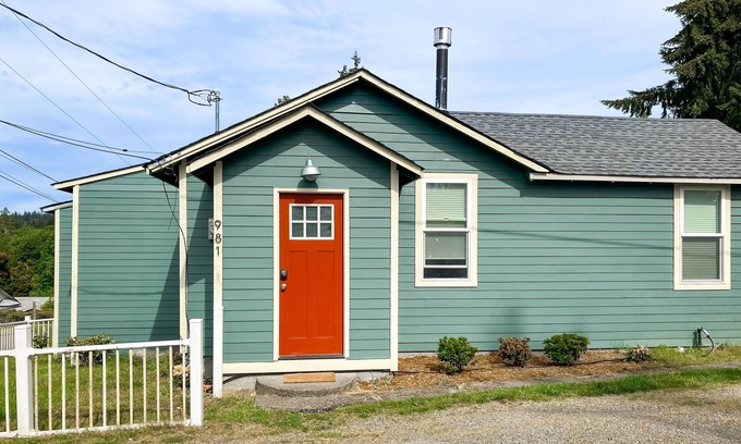 Retsil House | The Quacker Jack | Cozy house in Port Orchard with Gas Fireplace - dog-friendly