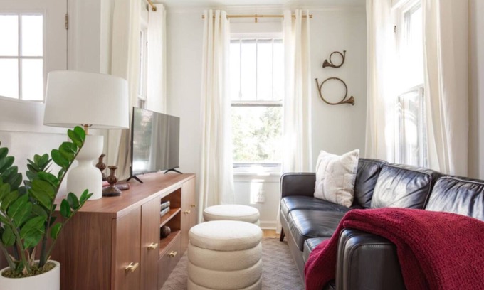 Historic Oakwood Condo | The Quaint Quarters-Oakwood/Modern Chic- Pets OK