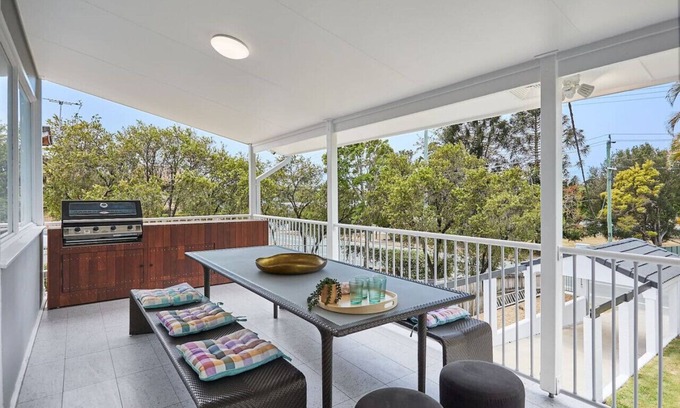 Labrador House | THE QUEENSLANDER! Impressive Entertainer. Private yards & Multiple Parking 90Days plus