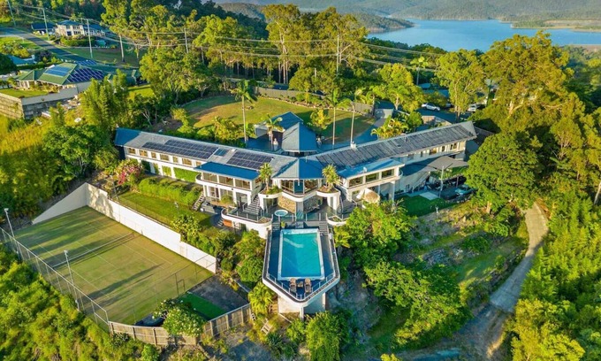 Tallai House | The Retreat Gold Coast + Panoramic Views Sleeps 25