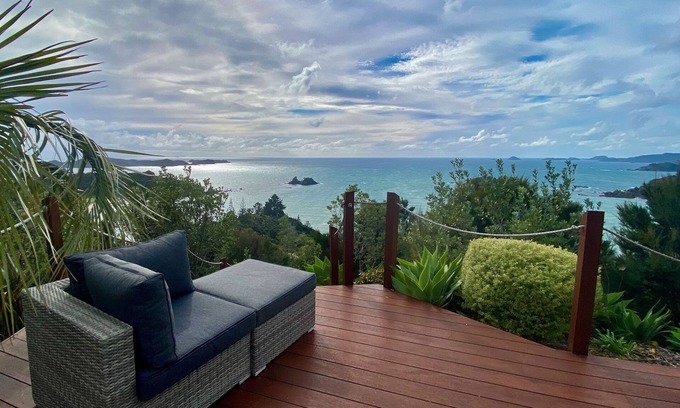 Te Ngaire House | The Retreat: Luxury private hillside beach villa @ Te Ngaere Bay - 2 bedroom