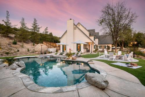Temecula Villa | The Riesling Retreat by AvantStay Estate w Pool HotTub Putting Green Pickle Ball Court