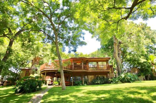 Seguin House | The River Haven - Sleeps 32 - on Guadalupe River