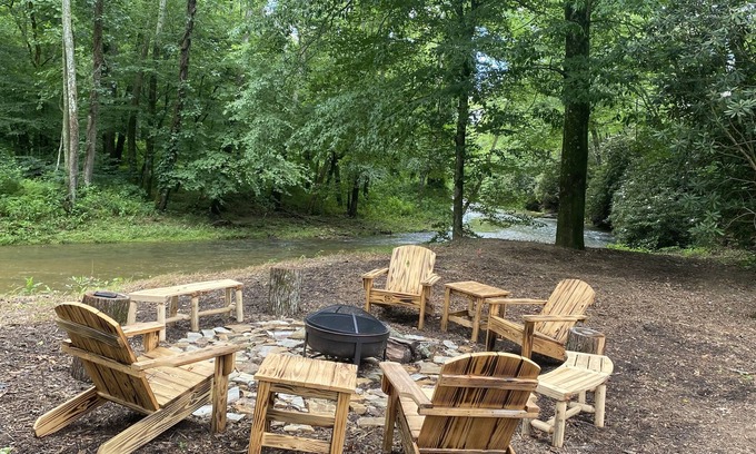 Thurmond House | The River & Vine House on Mitchell River in Yadkin Valley-nNew Home- sleeps 8