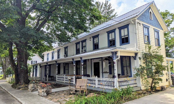 Friendsville House | The Riverside - Stay on the River - 15 minutes to Deep Creek and Wisp!