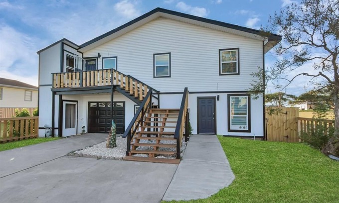 Galveston House | The Rooster! Sleeps 8 with Private Pool!