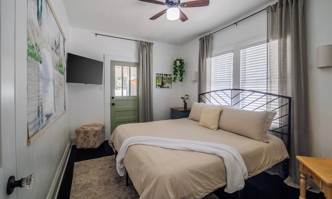 Lakeland House | The Royal Swan - Downtown Lakeland - Sleeps 6 - Fenced in Backyard+Pet Friendly