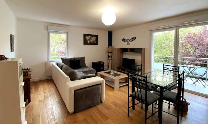 Poitiers Apartment | The Saint Eloi: bright 15 minutes from Futuroscope