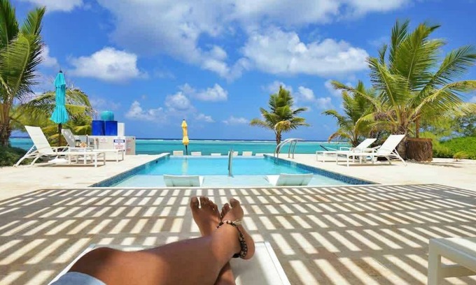 Colliers Bay Condo | The Sand Dollar Oceanfront Studio Cottage in East End
