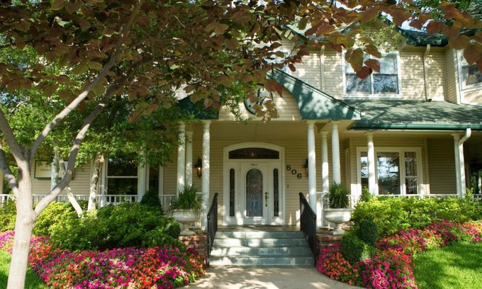 Central Arlington Hotel | The Sanford House Inn & Spa