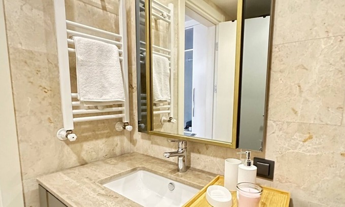 Bahcelievler Apartment | The Secluded Spot in Bağlar w/Free Wi-fi & Parking