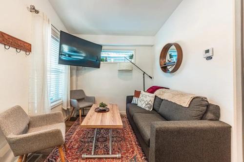 Woodland Park Apartment | The Secret Mountain Retreat w/Views + Yard + BBQ
