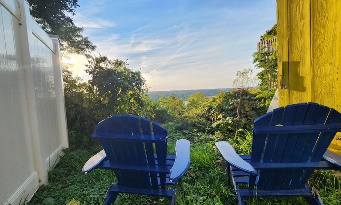 Burdett Apartment | The Seneca Sunsets Studio