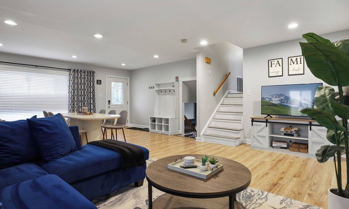 Bensenville House | The Skyway - 5+beds