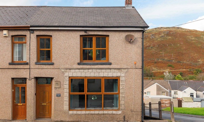 Port Talbot House | THE SPACE Large House In Afan Forest Bike Park