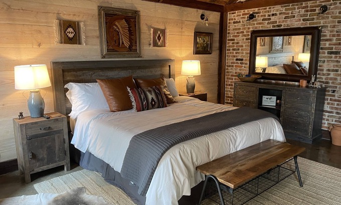 Folsom Apartment | The Stables at Giddy Up Folsom Western A