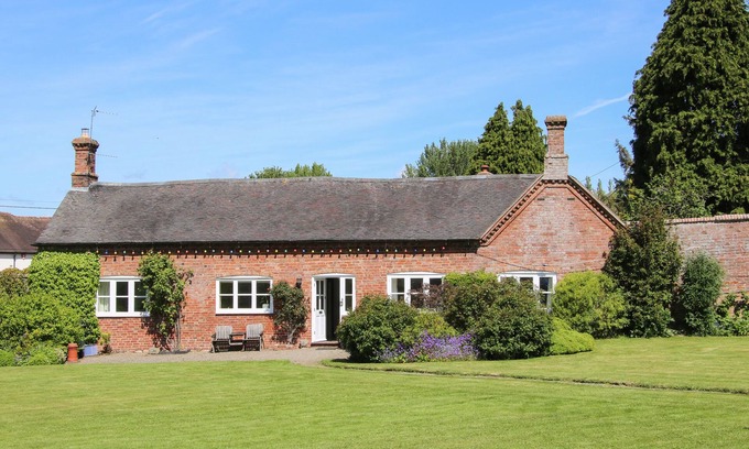 Eaton Mascott Cottage | THE STABLES, family friendly, character holiday cottage in Shrewsbury