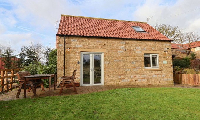 Scarborough Cottage | THE STABLES, pet friendly, with hot tub in Seamer, North Yorkshire