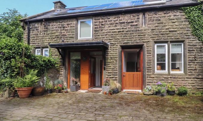 Trawden Cottage | THE STABLES, pet friendly, with a garden in Trawden