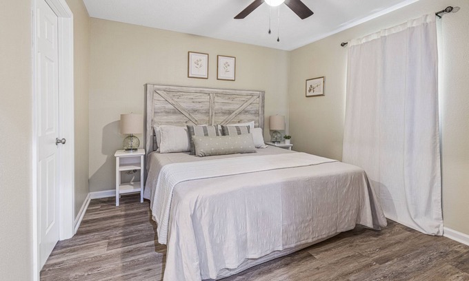 Sulphur Apartment | The Suite Spot 5 - minutes from casinos