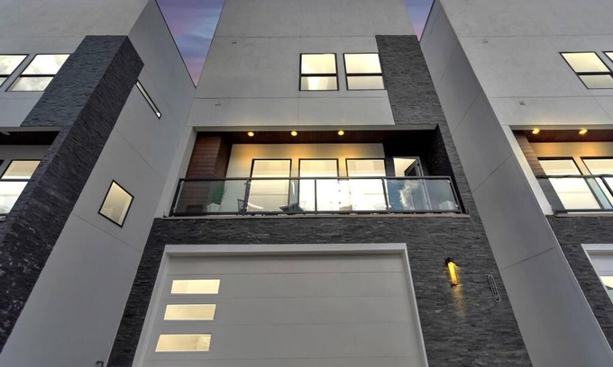 East Downtown Houston House | The Suite Spot! Downtown Skyline Views! Sleeps 12