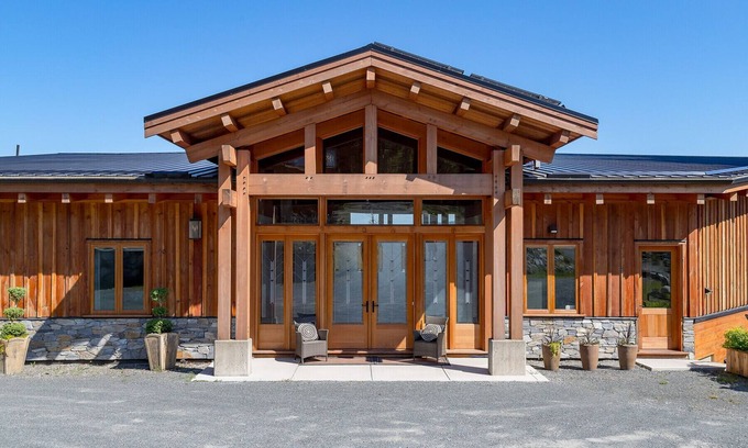 Malahat Apartment | The Summit Room suite – Breathtaking Fjord View at the Summit House.