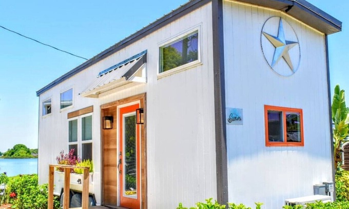 Northwest Orlando House | The Swan Orlando Tiny House with a lake view