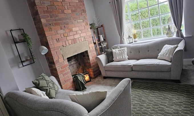 Chapeltown House | The Sweetbriar Cottage 3 bedroom house in Leeds