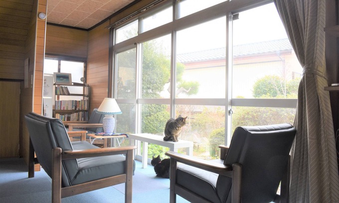 Isinomaki House | The Traditional Japanese house with cats. Cat house