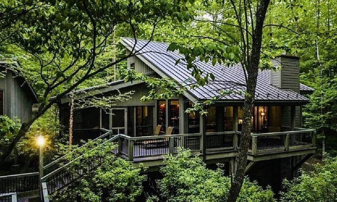Victor House | The Tree House in the heart of the New River Gorge National Park