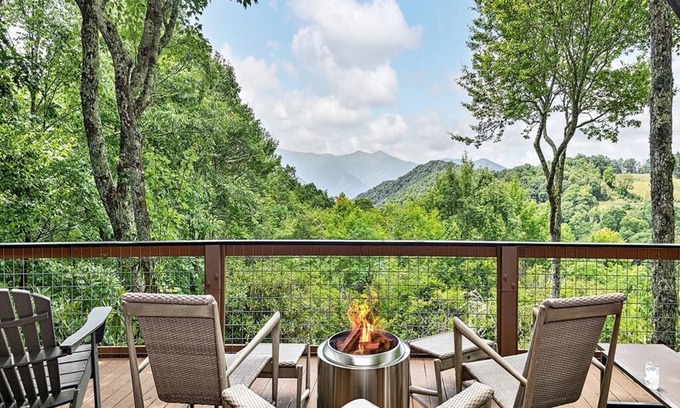 Cataloochee Ranch Cabin | The Treehouse at Cataloochee - Luxury, Mountain Experience at 4,900ft! HOT TUB!