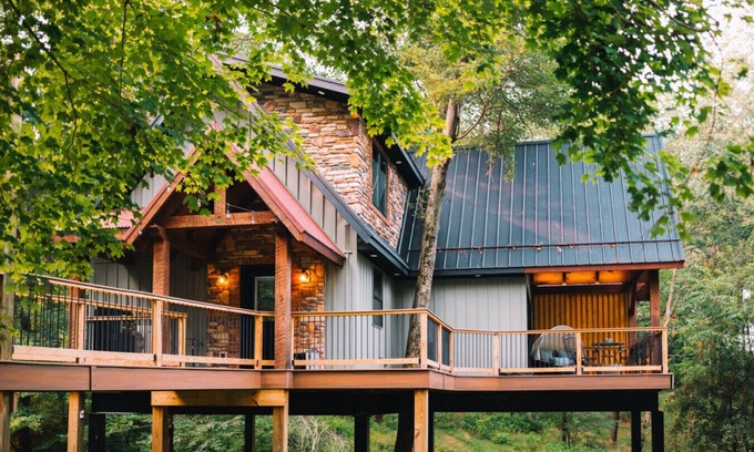 Sugarcreek Cabin | The Treehouse @Brandywine Grove