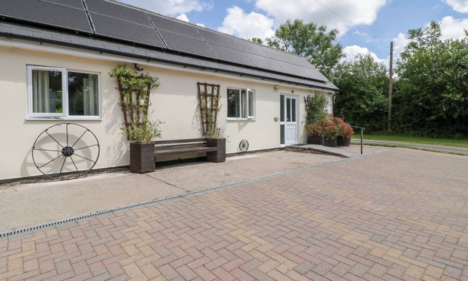 Moreton Cottage | THE TURBLES - WAGTAIL, pet friendly, with a garden in Welland