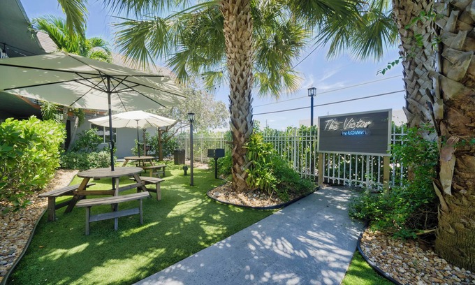Central Oakland Park Apartment | The Victor Apartments by Lowk