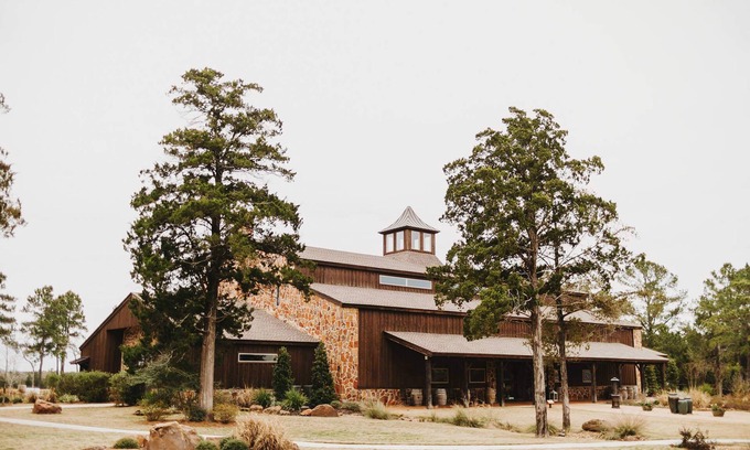 New Ulm Resort | The Vine: Stunning Event Venue/Retreat on Vineyard with Private Lake, Sleeps 20