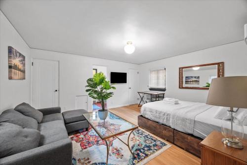 Shadyside Apartment | The Walnut Suites - The Secluded Suite