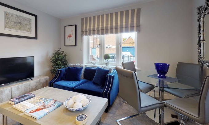 Whitnash Apartment | The Warwick Suite Dunara 8 | Leamington Spa Holiday Lets | 2 Beds & Sleeps 3
