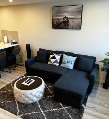 Keith Apartment | The Waterfront cozy 1 bd suite in Rockland Park, Tuscany NW