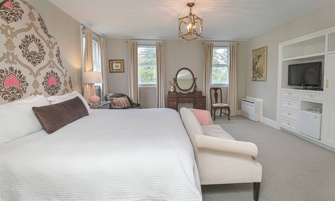 Ridgefield Hotel | The West Lane Inn - King Room