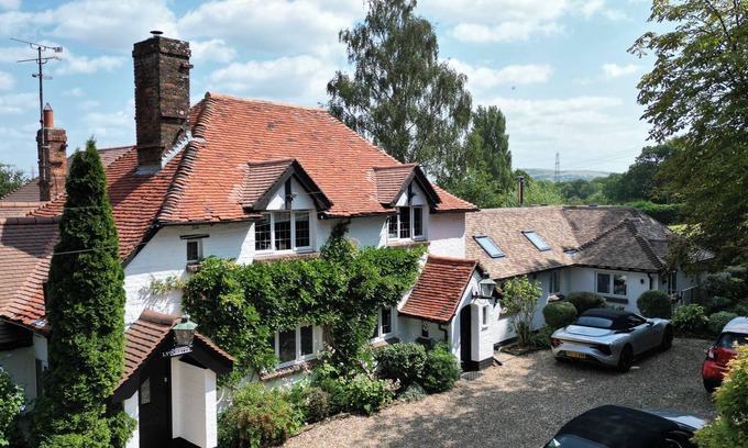 Woodmancote House | The West Wing – A Luxurious Country Escape Near Brighton, with Hot Tub & Pool